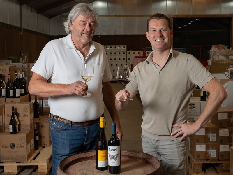 Kevin Pelt met een glas rode wijn
